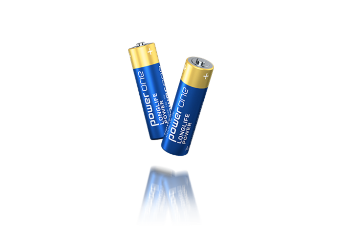 Zwei blau-goldene Power One Longlife Power Batterien stehen schräg nebeneinander mit Spiegelung auf weißem Hintergrund